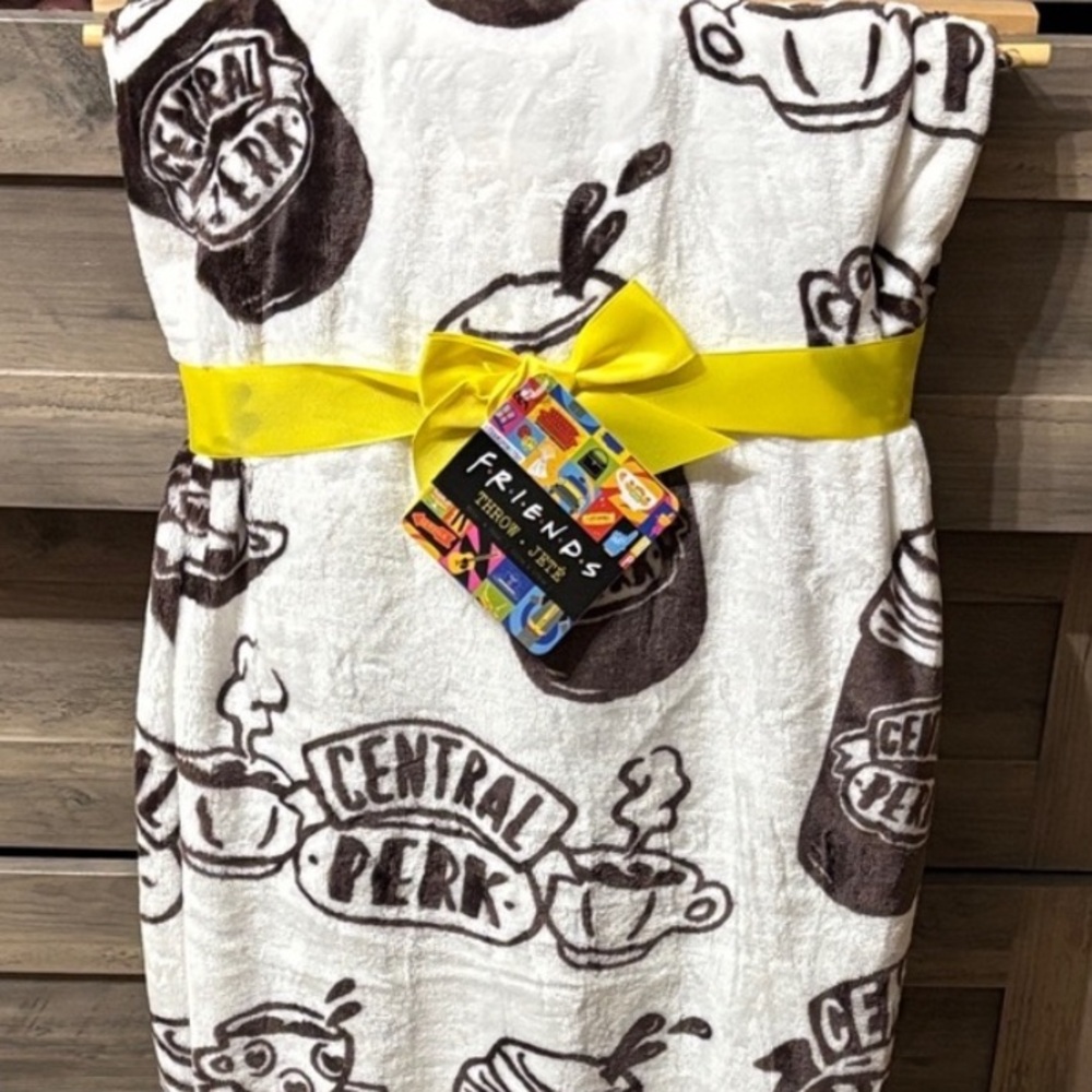 NEW DESIGN! FRIENDS CENTRAL PERK COFFEE Throw Blanket NWT